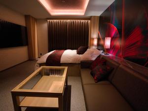 Кровать или кровати в номере HOTEL The KAISER -全室人工ラドン温泉-