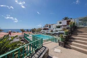 ein Resort mit einem Pool und einer Treppe in der Unterkunft Playa del Aguila Bungalow con Terraza Solarium in Maspalomas