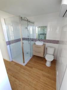 Koupelna v ubytování Sete Villa familiale avec piscine en Bord de mer