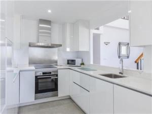 eine weiße Küche mit weißen Schränken und einer Spüle in der Unterkunft La Manga Club Resort - Los Olivos 417 in Atamaría