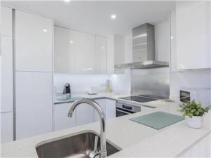 eine weiße Küche mit einem Waschbecken und einer Arbeitsplatte in der Unterkunft La Manga Club Resort - Los Olivos 417 in Atamaría