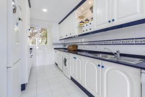 La cuisine blanche est équipée d'un évier et d'un réfrigérateur. dans l'établissement Las Brisas 93, à Atamaría