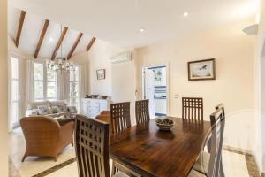 une salle à manger avec une table et des chaises en bois dans l'établissement Las Brisas 93, à Atamaría 31 autres photos