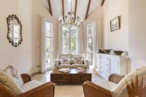 un salon avec un canapé et une table dans l'établissement Las Brisas 93, à Atamaría