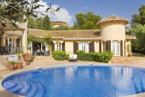 duży basen przed domem w obiekcie La Manga Club Resort - Individual Villa 559 w mieście Atamaría