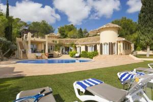 Willa z basenem i leżakami w obiekcie La Manga Club Resort - Individual Villa 559 w mieście Atamaría