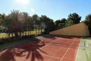 kort tenisowy z siecią w obiekcie La Manga Club Resort - Individual Villa 559 w mieście Atamaría