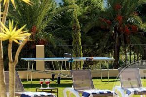 stół i krzesła z laptopem w obiekcie La Manga Club Resort - Individual Villa 559 w mieście Atamaría