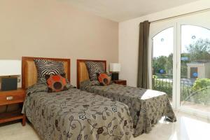 Łóżko lub łóżka w pokoju w obiekcie La Manga Club Resort - Individual Villa 559