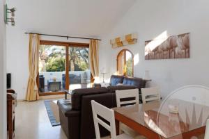 salon z kanapą i stołem w obiekcie La Manga Club Resort - Las Palmeras 483 w mieście Atamaría