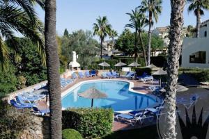 basen z leżakami, parasolami i palmami w obiekcie La Manga Club Resort - Las Palmeras 483 w mieście Atamaría