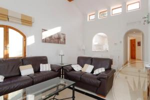 salon z dwoma brązowymi skórzanymi kanapami w obiekcie La Manga Club Resort - Las Palmeras 483 w mieście Atamaría
