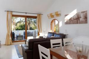 salon z kanapą i stołem w obiekcie La Manga Club Resort - Las Palmeras 483 w mieście Atamaría