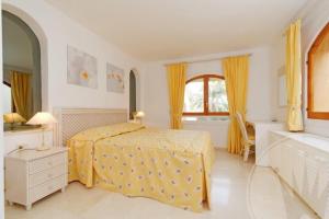 Łóżko lub łóżka w pokoju w obiekcie La Manga Club Resort - Las Palmeras 483