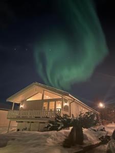 una casa con l'aurora nel cielo di Casa Kvaløya a Tromsø