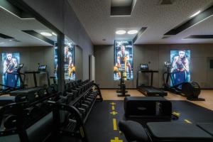 einen Fitnessraum mit Stühlen und Bildern an den Wänden in der Unterkunft Hotel Schloss Montabaur in Montabaur