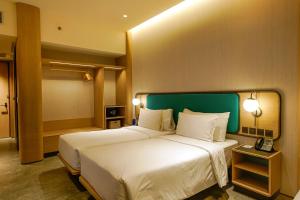 Postel nebo postele na pokoji v ubytování VIVERE Hotel, ARTOTEL Curated