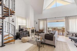 salon z kanapą i stołem w obiekcie La Manga Club Resort - Los Olivos 371 w mieście Atamaría