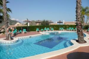 duży basen z krzesłami i parasolami w obiekcie La Manga Club Resort - Los Olivos 371 w mieście Atamaría