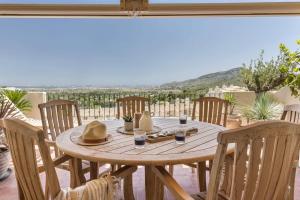 Drewniany stół z kapeluszami na tarasie w obiekcie La Manga Club Resort - Los Olivos 371 w mieście Atamaría
