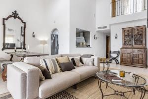 salon z kanapą i stołem w obiekcie La Manga Club Resort - Los Olivos 371 w mieście Atamaría +29 zdjęć