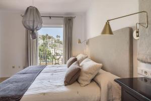 Łóżko lub łóżka w pokoju w obiekcie La Manga Club Resort - Los Olivos 371