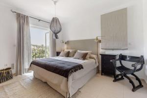 Łóżko lub łóżka w pokoju w obiekcie La Manga Club Resort - Los Olivos 371
