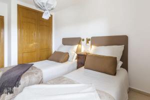 Łóżko lub łóżka w pokoju w obiekcie La Manga Club Resort - Los Olivos 371