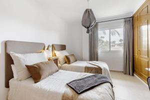 Łóżko lub łóżka w pokoju w obiekcie La Manga Club Resort - Los Olivos 371