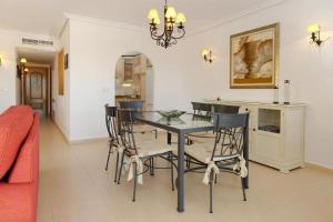 ein Esszimmer mit Glastisch und Stühlen in der Unterkunft La Manga Club Resort - Los Olivos 54 in Atamaría + 16 Fotos