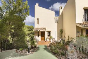duży biały dom z podjazdem w obiekcie La Manga Club Resort - Los Molinos 567 w mieście Atamaría
