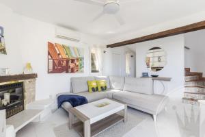 biały salon z kanapą i stołem w obiekcie La Manga Club Resort - Los Molinos 567 w mieście Atamaría
