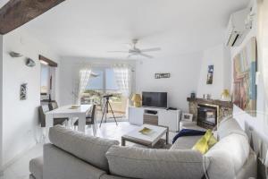salon z kanapą i kominkiem w obiekcie La Manga Club Resort - Los Molinos 567 w mieście Atamaría