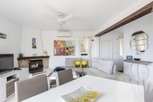 Biały salon z kanapą i kominkiem w obiekcie La Manga Club Resort - Los Molinos 567 w mieście Atamaría +25 zdjęć