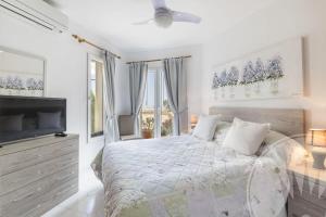 Łóżko lub łóżka w pokoju w obiekcie La Manga Club Resort - Los Molinos 567