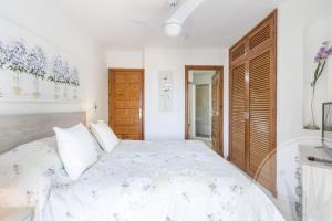 Łóżko lub łóżka w pokoju w obiekcie La Manga Club Resort - Los Molinos 567