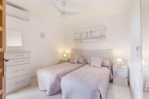 Łóżko lub łóżka w pokoju w obiekcie La Manga Club Resort - Los Molinos 567