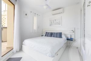 Łóżko lub łóżka w pokoju w obiekcie La Manga Club Resort - Los Molinos 567