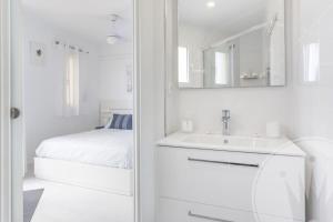 Łóżko lub łóżka w pokoju w obiekcie La Manga Club Resort - Los Molinos 567