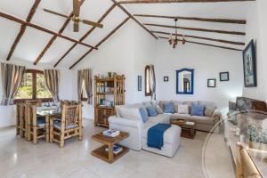 ein Wohnzimmer mit Sofa und Tisch in der Unterkunft La Manga Club - Los Altos 367 in Atamaría