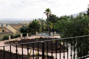 einen Blick auf den Pool von einem Zaun aus in der Unterkunft La Manga Club Resort - Los Olivos 494 in Atamaría + 19 Fotos