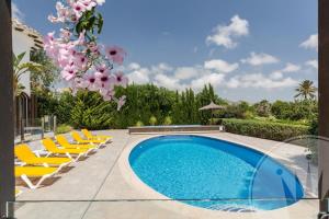 basen z leżakami i basenem w obiekcie La Manga Club Resort - Individual Villa 524 w mieście Atamaría