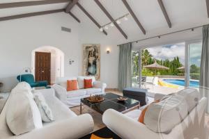 salon z białymi meblami i basenem w obiekcie La Manga Club Resort - Individual Villa 524 w mieście Atamaría +25 zdjęć