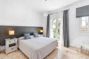 Łóżko lub łóżka w pokoju w obiekcie La Manga Club Resort - Individual Villa 524
