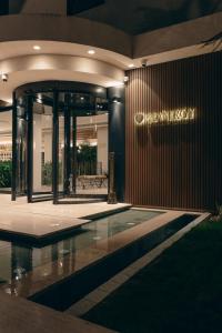 内坦亚Seanergy Boutique & Spa Hotel的一座前面有游泳池的建筑