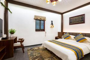 Un pat sau paturi într-o cameră la Huangshan Chuyuyuan Manju Homestay +25 fotografii