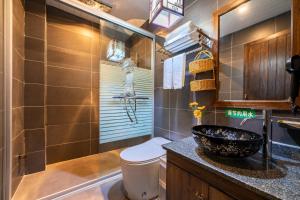 a bathroom with a toilet and a sink at Huangshan Chuyuyuan Manju Homestay in Huangshan