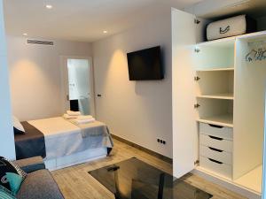 ネルハにあるSmile Luxury Apartmentsのベッドとテレビのある小さな寝室