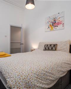 Postel nebo postele na pokoji v ubytování Apex Living NE - Beachville House 4 Beds FREE PARKING