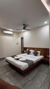 Rúm í herbergi á Hotel PRAKASHAM
